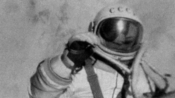 Космонавт Алексей Леонов в открытом космосе - Sputnik Молдова