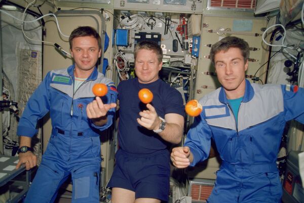 Участники первой долговременной экспедиции на МКС. - Sputnik Молдова