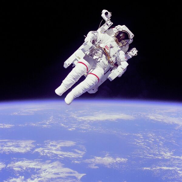 Астронавт Брюс Маккэндлесс совершает выход в открытый космос с использованием MMU. - Sputnik Молдова