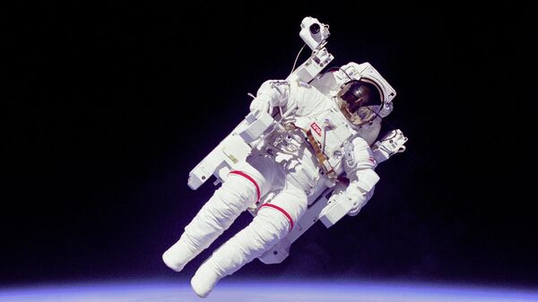 Астронавт Брюс Маккэндлесс совершает выход в открытый космос с использованием MMU  - Sputnik Moldova