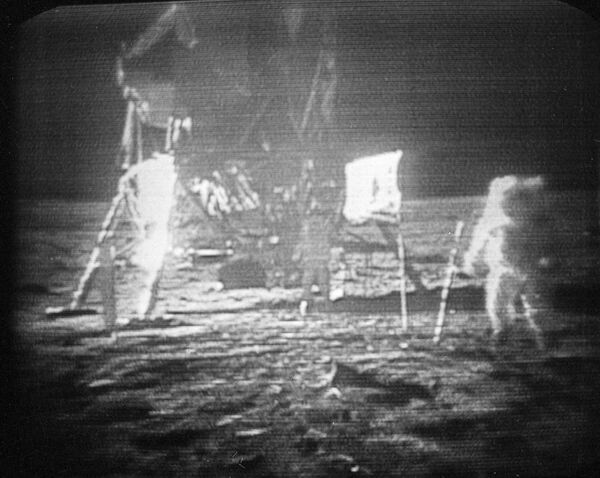 Американский астронавт Нил Армстронг во время хождения по Луне. - Sputnik Молдова