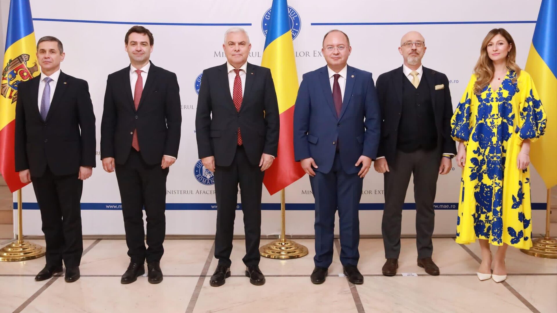 Главы Минобороны и МИД Румынии, Украины и Молдовы в Бухаресте подписали общую декларацию о безопасности в регионе - Sputnik Молдова, 1920, 13.04.2023