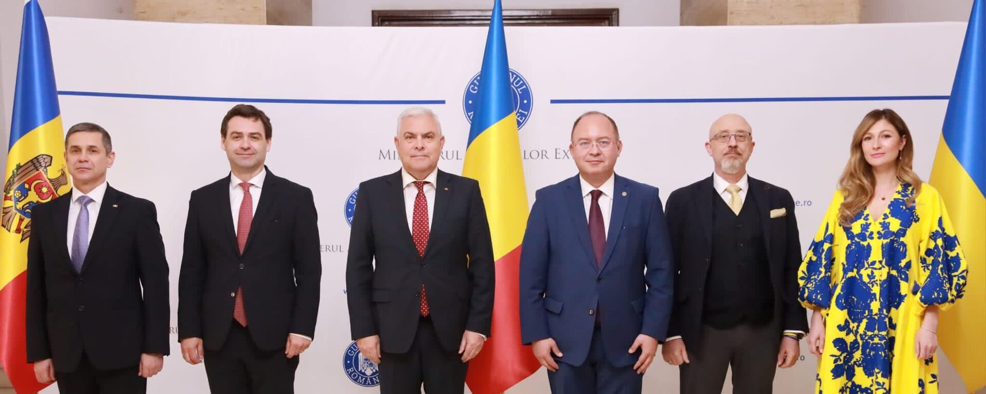 Главы Минобороны и МИД Румынии, Украины и Молдовы в Бухаресте подписали общую декларацию о безопасности в регионе - Sputnik Moldova, 1920, 13.04.2023