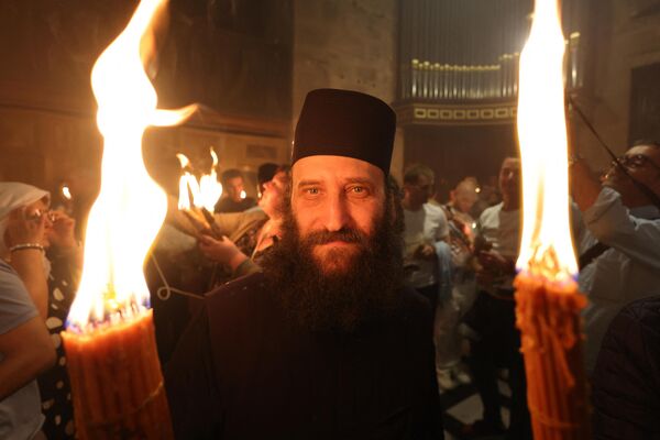 Православные христиане с зажженными свечами. - Sputnik Молдова
