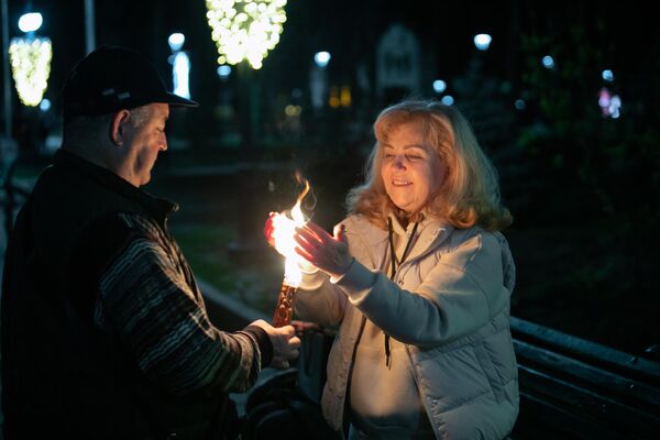 Прибытие Благодатного огня в собор Рождества Христова в Кишиневе - Sputnik Молдова