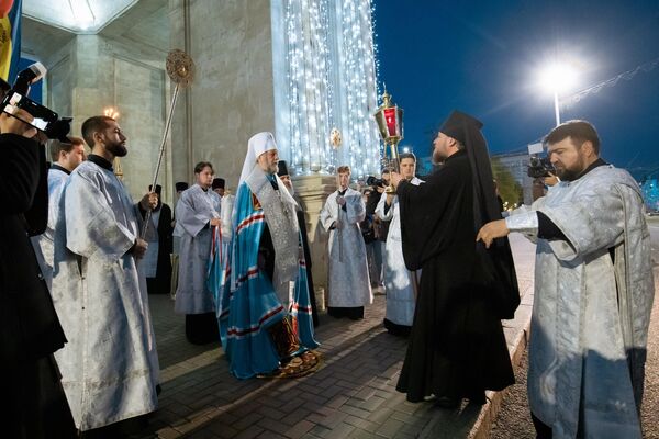 Прибытие Благодатного огня в собор Рождества Христова в Кишиневе. - Sputnik Молдова