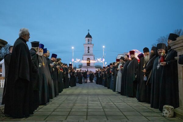 Священники выстроились по дороге к собору Рождества Христова в Кишиневе. - Sputnik Молдова