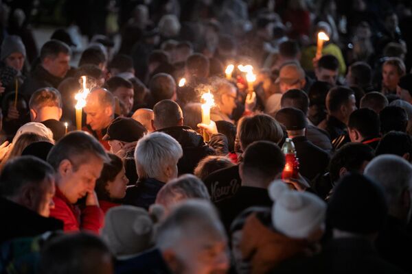 Сотни верующих пришли к собору Рождества, чтобы получить частичку Благодатного огня. - Sputnik Молдова