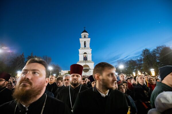 Верующие в ожидании прибытия Благодатного огня. - Sputnik Молдова