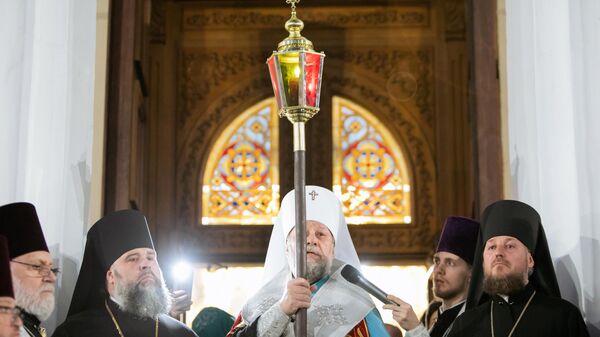 Прибытие Благодатного огня в Собор Рождества Христова в Кишиневе - Sputnik Молдова