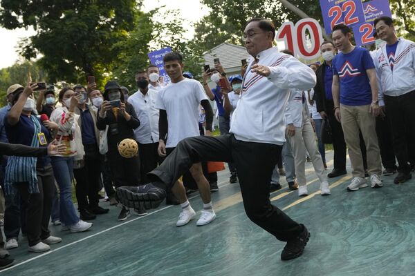 Премьер-министр Таиланда Прают Чан-оча играет в &quot;сепак такрау&quot; во время предвыборной кампании в парке Лумпини в центре Бангкока. - Sputnik Молдова