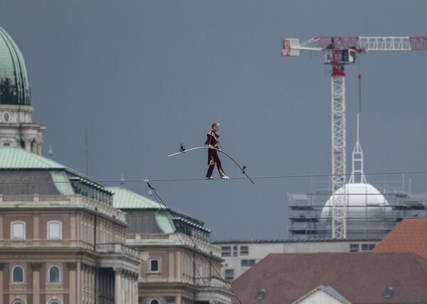 Артист цирка пересекает Дунай по канату без страховки в центре Будапешта. - Sputnik Молдова