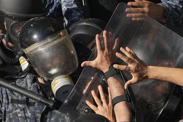 Столкновение отставных сотрудников ливанских сил безопасности с полицией во время акции протеста с требованием повышения заработной платы в Бейруте, Ливан. - Sputnik Молдова