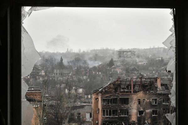Вид из окна дома на район Артемовска, в котором идет бой. - Sputnik Молдова