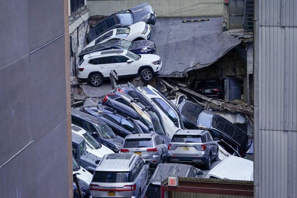 Нагроможденные друг на друга автомобили на месте частичного обрушения гаража в Финансовом районе Нью-Йорка. - Sputnik Молдова