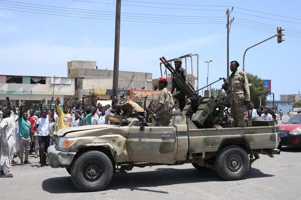 Суданцы приветствуют военных в городе Порт-Судан. - Sputnik Молдова
