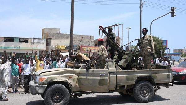 Суданцы приветствуют военных в городе Порт-Судан  - Sputnik Молдова