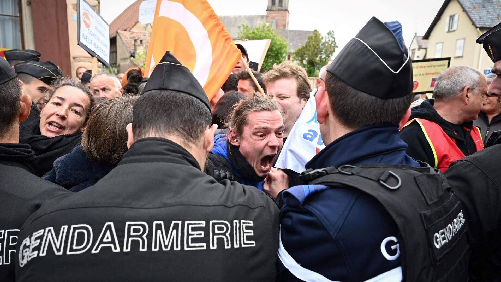 Жандармы оттесняют демонстрантов во время акции протеста против визита президента Франции Эммануэля Макрона в Муттершольц, восточная Франция - Sputnik Moldova, 1920, 01.05.2023