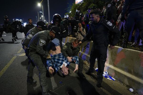 Полицейские разгоняют демонстрантов, блокирующих шоссе во время протеста против реформы судебной системы в Тель-Авиве, Израиль. - Sputnik Молдова