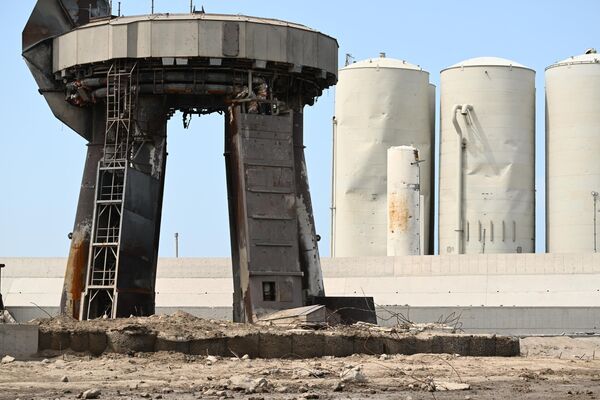 Стартовая площадка и поврежденные контейнеры на месте падения обломков ракеты SpaceX Starship в штате Техас. - Sputnik Молдова