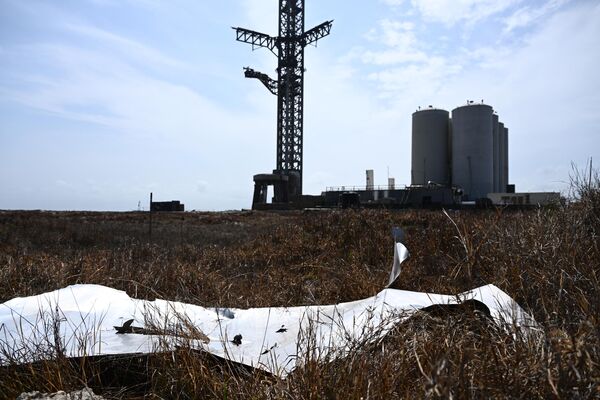 На месте падения обломков ракеты SpaceX Starship в штате Техас. - Sputnik Молдова