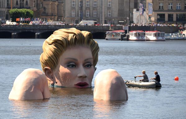 Скульптура &quot;Гигантская русалка&quot; на озере Альстер в Гамбурге, Германия. - Sputnik Молдова