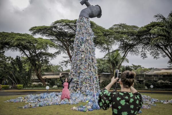 Скульптура крана, из которого выливаются пластиковые бутылки, Найроби, Кения. - Sputnik Молдова
