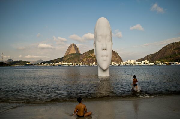 Скульптура испанского художника Жауме Пленсы на пляже Ботафого в Рио-де-Жанейро, Бразилия. - Sputnik Молдова
