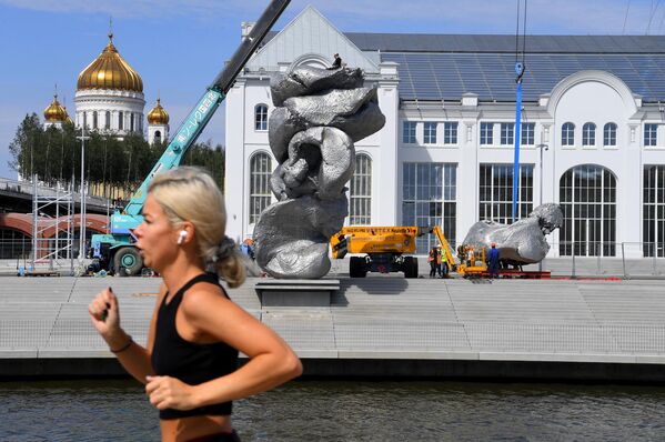 Установка скульптуры Большая глина №4 в виде огромного кома глины напротив бывшей электростанции на Болотной площади в центре Москвы - Sputnik Молдова
