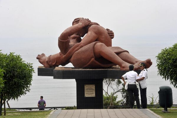 Скульптура &quot;Поцелуй&quot; работы Victor Delfin, Лима, Перу. - Sputnik Молдова