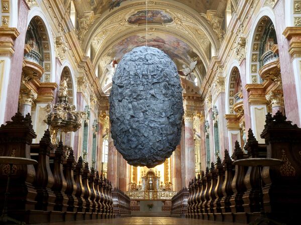 Пластиковая скульптура &quot;Быть в лимбе&quot;  внутри иезуитской церкви в Вене, Австрия. - Sputnik Молдова