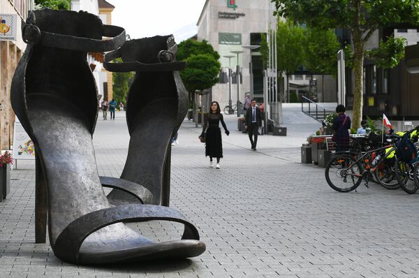 Скульптура женских туфель в городе Вадуц, Лихтенштейн  - Sputnik Молдова