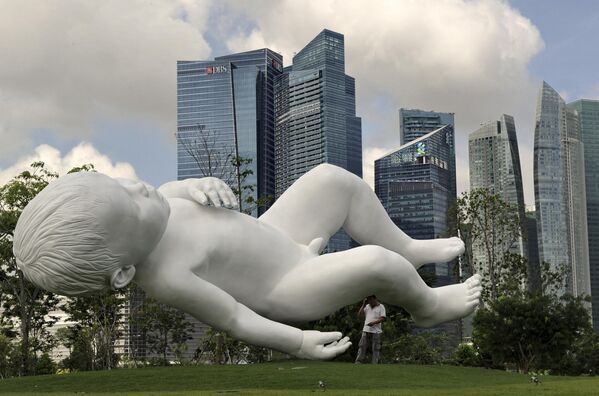 Cкульптура &quot;Планета&quot; работы британского художника Марка Куинна, Сингапур. - Sputnik Молдова