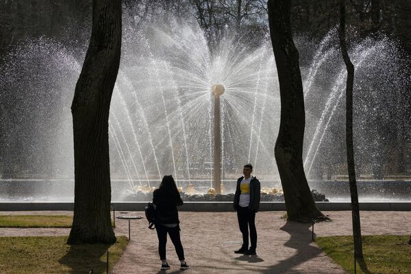 Посетители фотографируются на фоне фонтана Солнце в Петродворце - Sputnik Молдова
