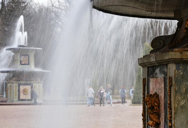 Римские фонтаны в Нижнем парке Государственного музея-заповедника Петергоф - Sputnik Молдова
