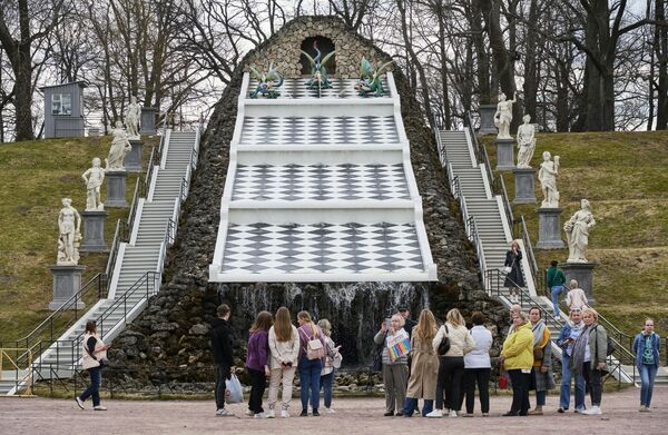Посетители возле фонтана Шахматная гора на территории Государственного музея-заповедника Петергоф - Sputnik Молдова