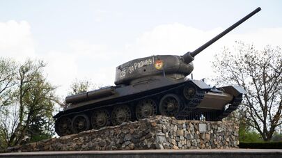 Танк Т-34 - памятник воинам-освободителям, погибшим при освобождении города Тирасполя в 1944 году во время Великой Отечественной войны