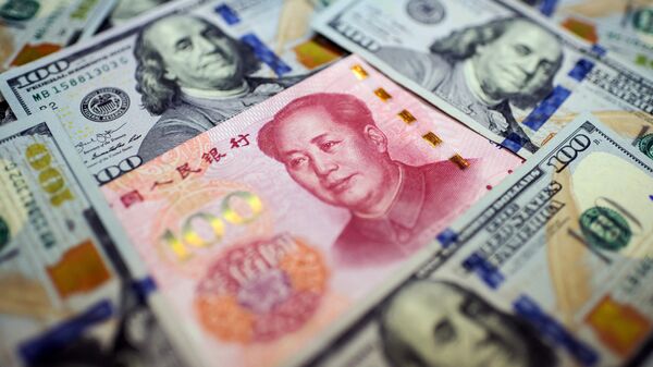 Банкнота в 100 юаней китайской валюты и банкнота в 100 долларов США - Sputnik Moldova