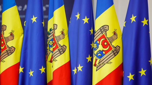 Flagurile Moldovei și Uniunii Europene  - Sputnik Молдова