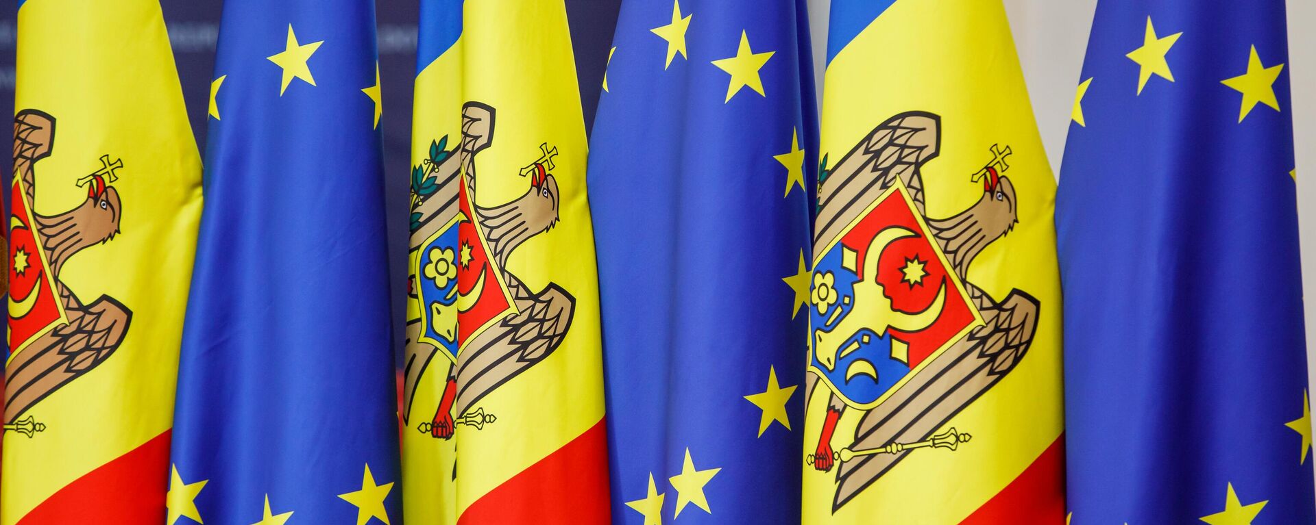 Flagurile Moldovei și Uniunii Europene  - Sputnik Молдова, 1920, 27.10.2023