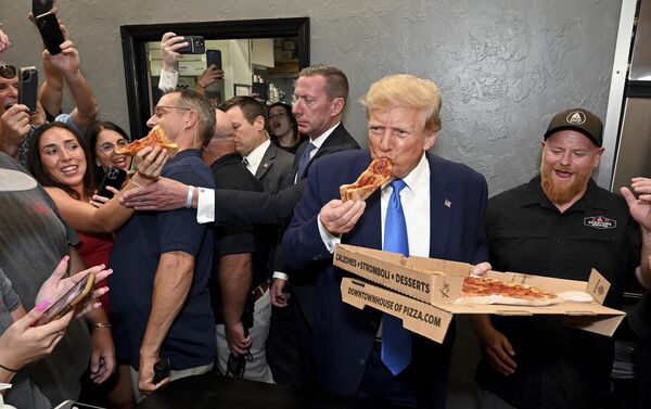 Бывший президент США Дональд Трамп в пиццерии Downtown House of Pizza после выступления на республиканском ужине округа Ли в Форт-Майерсе, США. - Sputnik Молдова