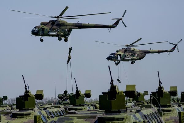 Сербские военные вертолеты МИ-8 и МИ-171 выступают во время учений на военном аэродроме Батайница близ Белграда, Сербия. - Sputnik Молдова