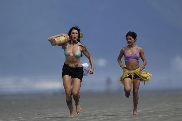 Спортсмены соревнуются в эстафете с бревнами на пляже Перуибе во время Indigenous Games, Бразилия. - Sputnik Молдова