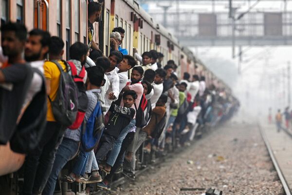 Пассажиры едут в переполненном поезде в индийском штате Уттар-Прадеш. - Sputnik Молдова
