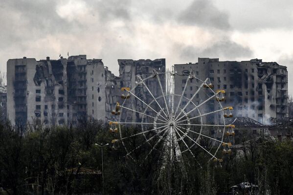 Поврежденные многоэтажные дома в западной части Артемовска. - Sputnik Молдова