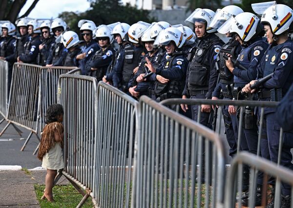 Мальчик из числа коренного населения беседует с полицейскими, Бразилия. - Sputnik Молдова
