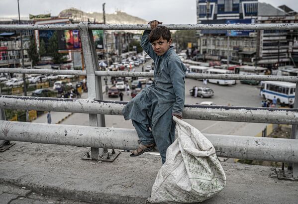 Афганский мальчик сидит на перилах моста Кот-э-Санги в Кабуле, Афганистан. - Sputnik Молдова