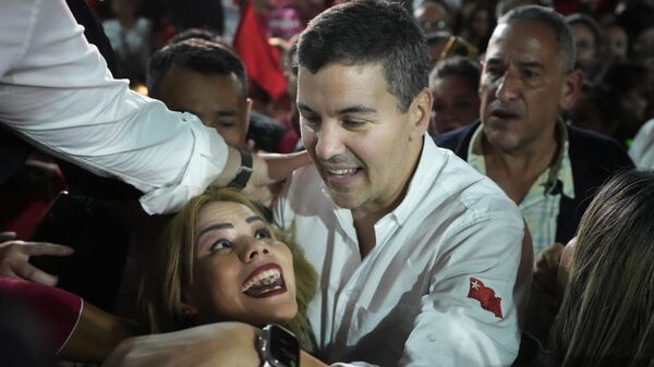 Candidatul prezidențial al Partidului Colorado, Santiago Peña, sosește la un miting la Villa Elisa, Paraguay - Sputnik Moldova