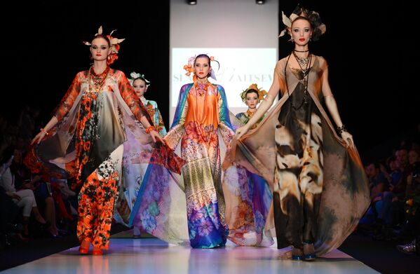 Модели демонстрируют одежду из новой коллекции Дома моды Slava Zaitsev в рамках Mercedes-Benz Fashion Week Russia - Sputnik Молдова