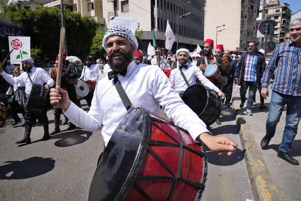 Ливанские демонстранты в традиционных национальных костюмах  на ежегодном марше в честь Дня трудящихся в Бейруте. - Sputnik Молдова